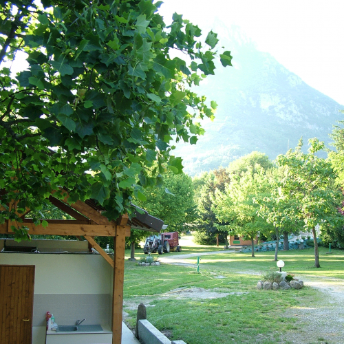 Sanitaires et emplacements camping vallée de beille