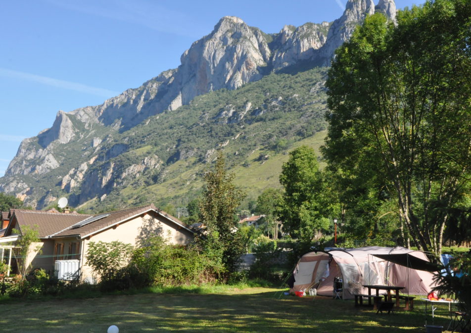 Camping vue sur montagne